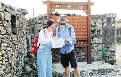 中國僑網(wǎng)嘉年華活動(dòng)有關(guān)小組成員調(diào)研羅驛村歷史文化。海南日報(bào)記者 蘇曉杰 通訊員 王家專 攝