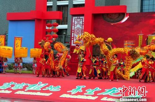 中國僑網(wǎng)龍巖民俗展演狂歡節(jié)30日在上杭舉行,。張斌攝