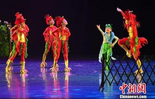 中國僑網(wǎng)5月4日,第八屆福建省原創(chuàng)少兒舞蹈大賽現(xiàn)場決賽在福州大戲院舉行,,來自全省各地近600名小舞者參加比賽,。 圖為《草蜢弄雞公》劇照?!埍蟆z