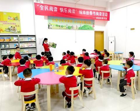 中國僑網(wǎng)在“全民閱讀 快樂閱讀”繪本故事書閱讀活動中,,小朋友們聽得津津有味。劉文龍 攝
