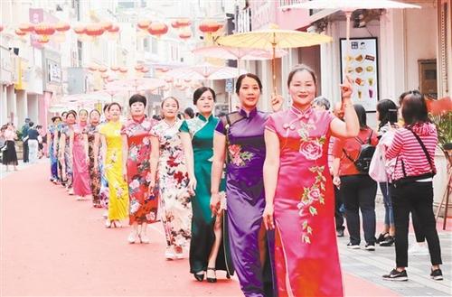 中國僑網(wǎng)臺山市文化館旗袍禮儀文化培訓(xùn)班的百名學(xué)員演繹旗袍之美。