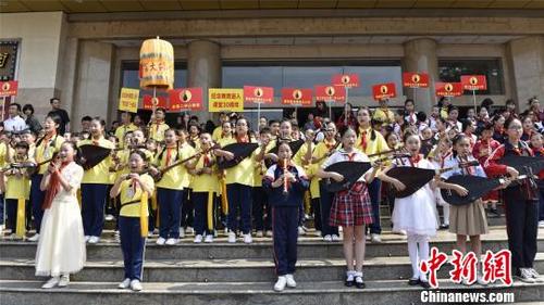 中國(guó)僑網(wǎng)泉州市313名中小學(xué)生以“歌吹漫步”的方式展示泉州南音傳承的成果,?!∏f建萍 攝