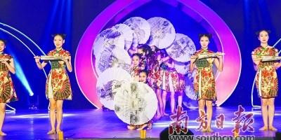 中國僑網(wǎng)在第二屆“戴愛蓮杯”人人跳全國群眾舞蹈展演活動中,,蓬江區(qū)文化館帶來的節(jié)目《五邑僑鄉(xiāng)美》贏得陣陣掌聲,。蓬江區(qū)委宣傳部供圖