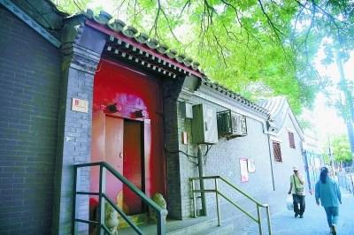 中國僑網(wǎng)圖為東城區(qū)北新橋街道東直門南北小街,,沿街建筑立面經(jīng)過封堵“開墻打洞”,、修繕重建后,恢復(fù)了古樸典雅風(fēng)貌,。本報記者 和冠欣攝