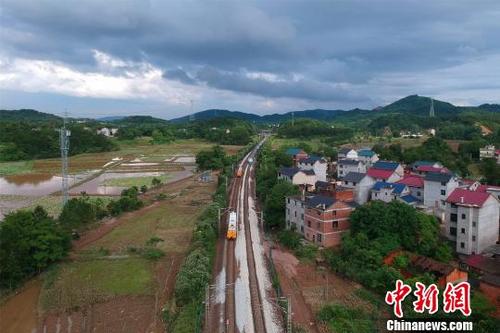 中國(guó)僑網(wǎng)6日晚,,滬昆鐵路湖沿至新塘邊區(qū)間發(fā)生水漫道床,、邊坡溜坍等水害。汪翰 攝