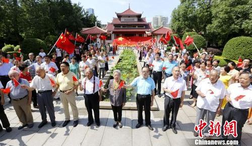 中國(guó)僑網(wǎng)6月20日,,福建泉州市舉行離退休干部慶祝新中國(guó)成立70周年“我和我的祖國(guó)”音樂“快閃”活動(dòng)?!×謩欧濉z