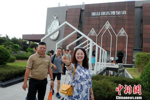 中國僑網(wǎng)百余名臺灣青年走進福建省海絲鐘表博物館參訪?!埥鸫āz