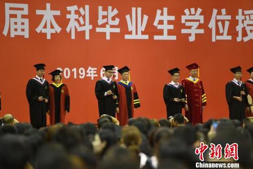 中國僑網(wǎng)吉林大學(xué)2019年畢業(yè)典禮在吉林大學(xué)前衛(wèi)校區(qū)舉行,,萬余名畢業(yè)生參加典禮。 張瑤 攝