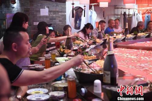 中國(guó)僑網(wǎng)圖為民眾正在燙火鍋?!£惓z