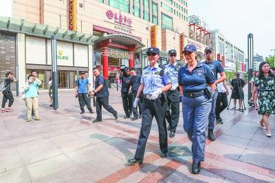 中國僑網(wǎng)昨天(24日)下午,,中意兩國警員在王府井步行街聯(lián)合巡邏,。本報記者 鄧偉攝
