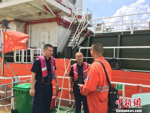 中國僑網(wǎng)熱帶低壓靠近粵西,,江門,、湛江海事局啟動防臺Ⅳ級響應(yīng) 鄭翔 攝