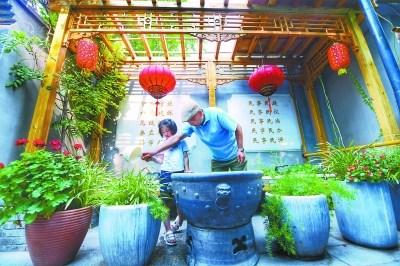 中國僑網(wǎng)疏解整治為胡同騰出一片難得的空間。本報(bào)記者 和冠欣攝