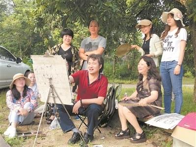中國僑網(wǎng)藝術(shù)家在江門鄉(xiāng)村寫生。(圖片來源:廣州日報全媒體記者嚴(yán)建廣)