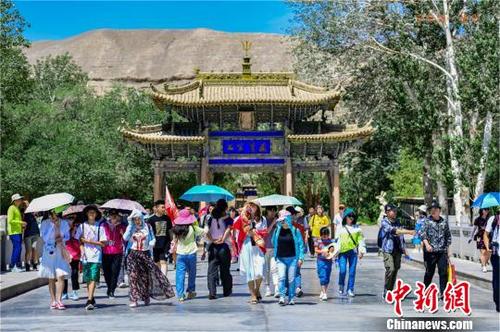 中國僑網(wǎng) 進(jìn)入7月份以來,,絲綢之路國際文化旅游名城甘肅敦煌迎來了今年的旅游旺季,?!⊥醣筱y 攝