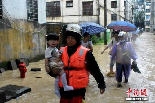 中國僑網(wǎng)7月7日,,受連日來強降雨影響,,福建省三明市泰寧縣縣城出現(xiàn)嚴重內(nèi)澇,當?shù)叵谰仍块T迅速組織救援力量,,安全轉(zhuǎn)移受困群眾百余人。中新社發(fā) 三明消防 供圖