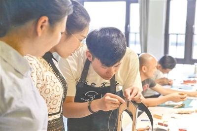 中國僑網(wǎng)皮匠劉俊強(qiáng)正在指導(dǎo)學(xué)員,。