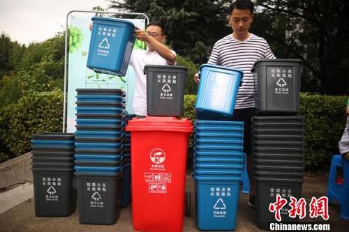 中國僑網(wǎng)大學生將印有“垃圾分類,從我做起”字樣的垃圾桶擺放整齊,。 泱波 攝
