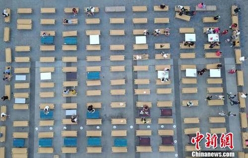 中國僑網(wǎng)圖為市民們來到竹床陣消暑乘涼,。 鄭子顏 攝