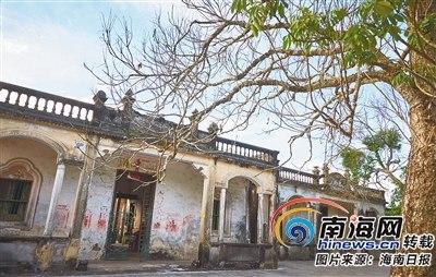 中國(guó)僑網(wǎng)文昌鋪前鎮(zhèn)美寶村有100多戶(hù)人家,,其中村子外圍的幾棟老宅是歸國(guó)華僑回鄉(xiāng)修建的,南洋風(fēng)格特色突出,。