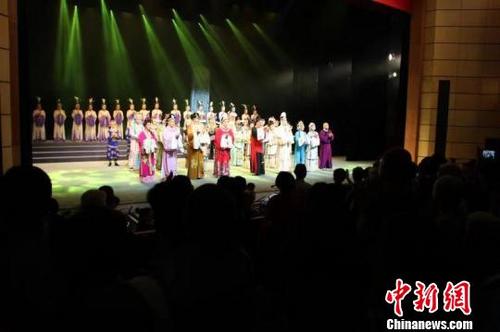 中國僑網(wǎng)8月15日晚,,2019年閩劇節(jié)在福州啟幕。圖為當晚,,在福州閩劇藝術(shù)傳承發(fā)展中心劇場演出的閩劇《蘭花賦》拉開了本次閩劇節(jié)的帷幕,。供圖