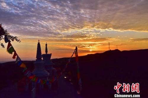 中國僑網(wǎng)9月4日清晨,,甘肅張掖市肅南裕固族自治縣馬蹄寺景區(qū)內(nèi),,朝霞漫天?!∥溲┓濉z
