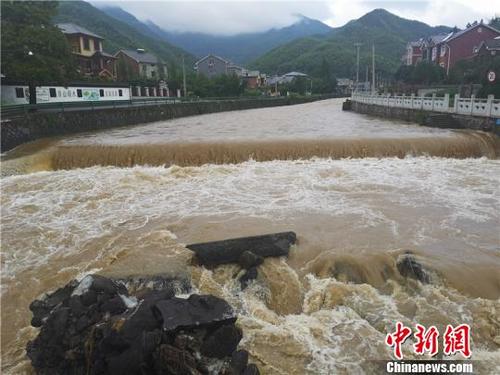 中國(guó)僑網(wǎng)強(qiáng)降雨致使浙江一河流河水上漲,。 張煜歡 攝