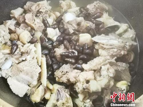 中國僑網(wǎng)豬骨土雞燉坑螺湯 李曉春 攝