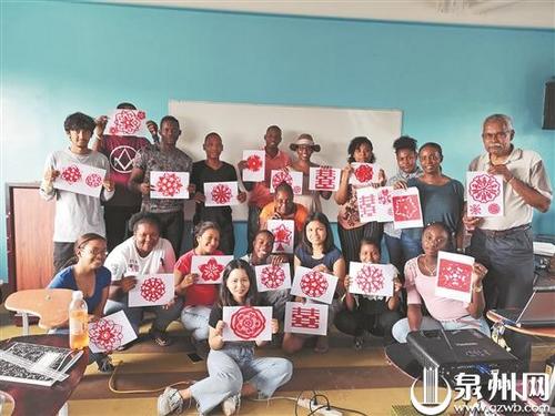 中國僑網(wǎng)林巧玲教學(xué)生窗花藝術(shù)