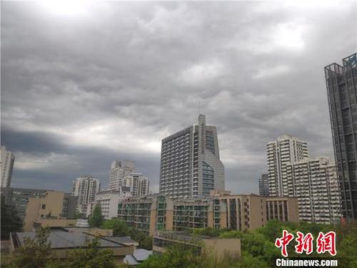 中國僑網(wǎng)杭州暴雨將至前陰云密布,。(資料圖) 張煜歡 攝
