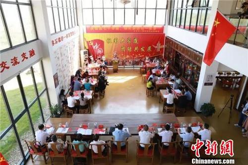 中國僑網(wǎng)浙江臺(tái)州少數(shù)民族創(chuàng)業(yè)故事會(huì)。臺(tái)州政協(xié)供圖