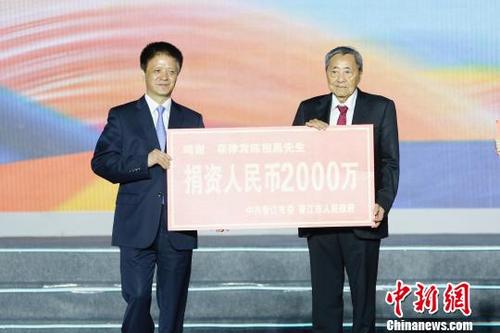 中國(guó)僑網(wǎng) 旅菲僑領(lǐng)陳祖昌先生(右)在此前捐贈(zèng)1000萬(wàn)元的基礎(chǔ)上,,再追加捐贈(zèng)2000萬(wàn)元,,支持“世中運(yùn)”賽事籌辦,?!≠?lài)進(jìn)財(cái) 攝