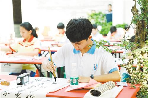中國僑網(wǎng)比賽中,,華僑子弟揮毫潑墨,,認(rèn)真寫好一筆一劃。(文/圖 記者/李嘉敏 通訊員/梁棟)