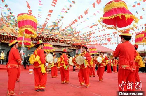中國僑網(wǎng)大鼓涼傘隊(duì)和腰鼓隊(duì)《歡樂頌》祈福海峽兩岸風(fēng)調(diào)雨順,。 張金川 攝