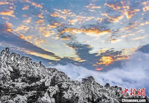 中國(guó)僑網(wǎng)于鰲魚峰拍攝的云海 ,?!±罱饎偂z
