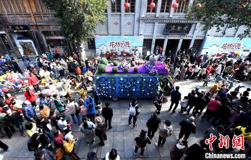 中國僑網1月1日,,第二屆福州三坊七巷新年花市上演“花車巡游”活動,,吸引眾多市民游客沉浸在繁花錦簇的古巷里,,歡慶2020新年的到來,。 劉可耕 攝