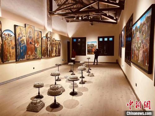 中國(guó)僑網(wǎng)倉(cāng)山影劇院活化為煙臺(tái)山文化藝術(shù)中心,,作為煙臺(tái)山歷史特色街區(qū)重要的文化展示建筑,,將定期舉辦文化藝術(shù)活動(dòng),讓東西方思想觀(guān)念融匯碰撞,?!垬?lè) 攝