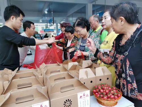中國(guó)僑網(wǎng)市民購(gòu)買特色農(nóng)副產(chǎn)品,場(chǎng)面熱鬧?!切§o 攝