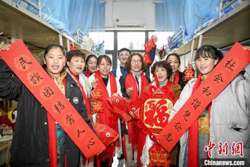 中國(guó)僑網(wǎng)與“媽媽”一同過(guò)年 沈勇強(qiáng) 攝