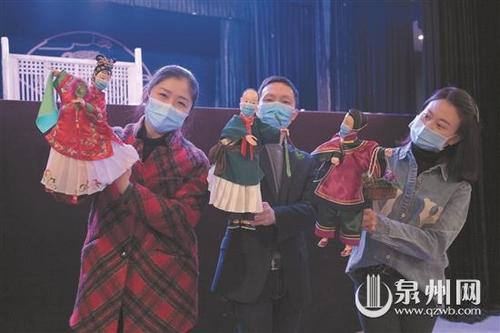 中國僑網(wǎng)“自身防護(hù)莫畏難,,家門不出不添亂……”晉江市掌中木偶藝術(shù)保護(hù)傳承中心在短短兩日內(nèi)新編排一出5分鐘左右的短劇《親姆拜年》,,向公眾進(jìn)行疫情防控宣傳。演出時,不僅演員們戴著口罩,,三個木偶也都戴上了小口罩。 (《泉州晚報(bào)》/許雅玲,、陳詩章 攝)