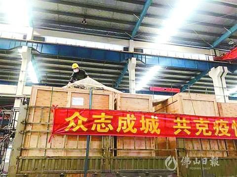 中國僑網(wǎng)貨車司機歐翔為貨物蓋上防水塑料布。佛山日報記者岑雪瑩 攝