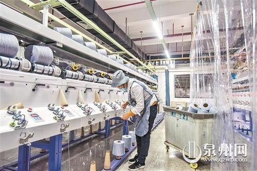 中國僑網(wǎng)2月10日起,我市(泉州)企業(yè)逐步復工復產(chǎn),。圖為南益電腦針織有限公司內(nèi),,工人正在機臺前忙碌。(林勁峰 攝)