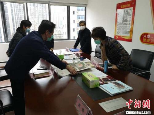 中國僑網(wǎng)黃蘭香(右)慰問中新社湖南分社抗疫一線采編人員并了解中新社相關(guān)新聞采編工作,。 李蓉 攝