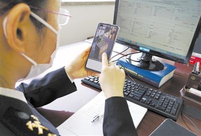 中國僑網(wǎng)海關(guān)工作人員利用視頻監(jiān)控系統(tǒng)進(jìn)行生產(chǎn)物資遠(yuǎn)程查驗,。
