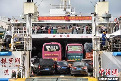中國僑網圖為2020年春運首日,,瓊州海峽客滾運輸繁忙。(資料圖) 洪堅鵬 攝