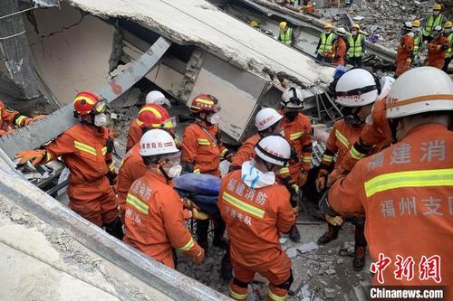 中國僑網3月9日13時49分,,福建省泉州市鯉城區(qū)欣佳酒店樓體坍塌事故現場搜救出第50名被困人員,,救出時已無生命體征,。消防供圖
