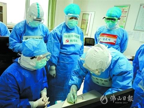 中國僑網(wǎng)佛山醫(yī)療二隊隊員討論患者病情和診療方案。(戚振紅 圖)