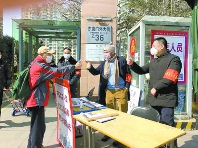 中國僑網(wǎng)江浩(右二)和社工們一起參與到防疫一線。