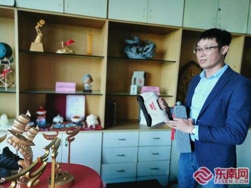 中國僑網(wǎng)林逢春正在向記者介紹比鄰自主研發(fā)的3D精密掃描儀,。東南網(wǎng)記者 謝玉妹 攝