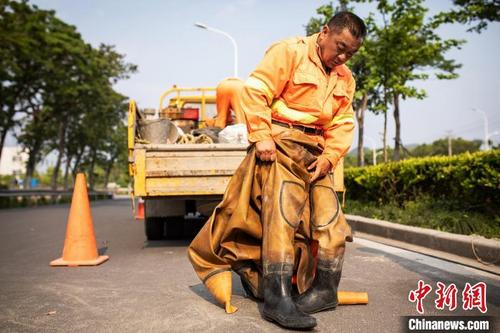 中國(guó)僑網(wǎng)套上硅膠潛水服 王敏智 攝
