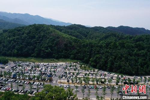 中國(guó)僑網(wǎng)5月4日,,航拍江西廬山景區(qū)南門(mén)換乘中心停車(chē)場(chǎng),?!∥簴|升 攝